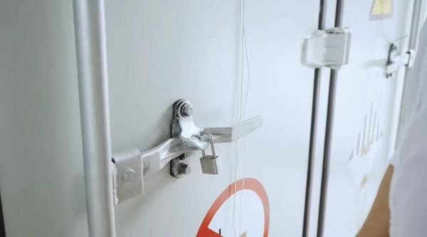 Risks and Guarantees in Large Batch Orders for Energy Storage Systems