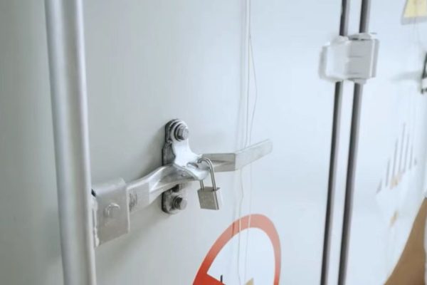 Risks and Guarantees in Large Batch Orders for Energy Storage Systems