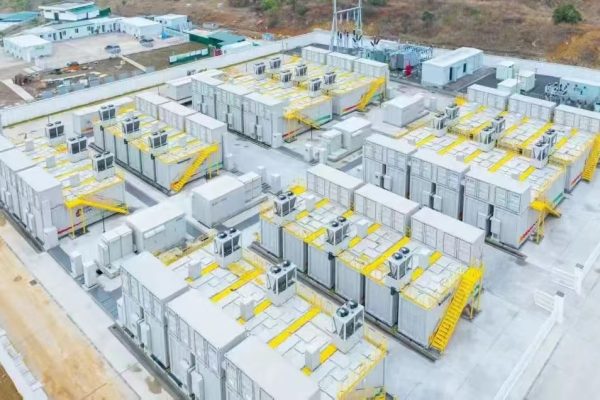 Reducing Carbon Emissions in Industrial Parks with Modular Storage